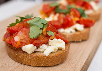 早餐面包和西红柿结合概念图片