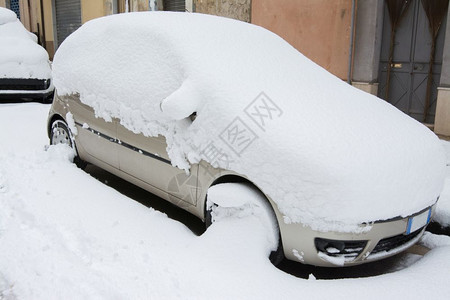 暴风雪过后被大雪覆盖的汽车图片
