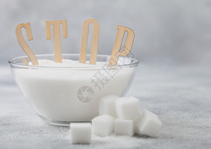 天然白色精制糖玻璃碗底有立方体中继字母不健康的食品概念图片