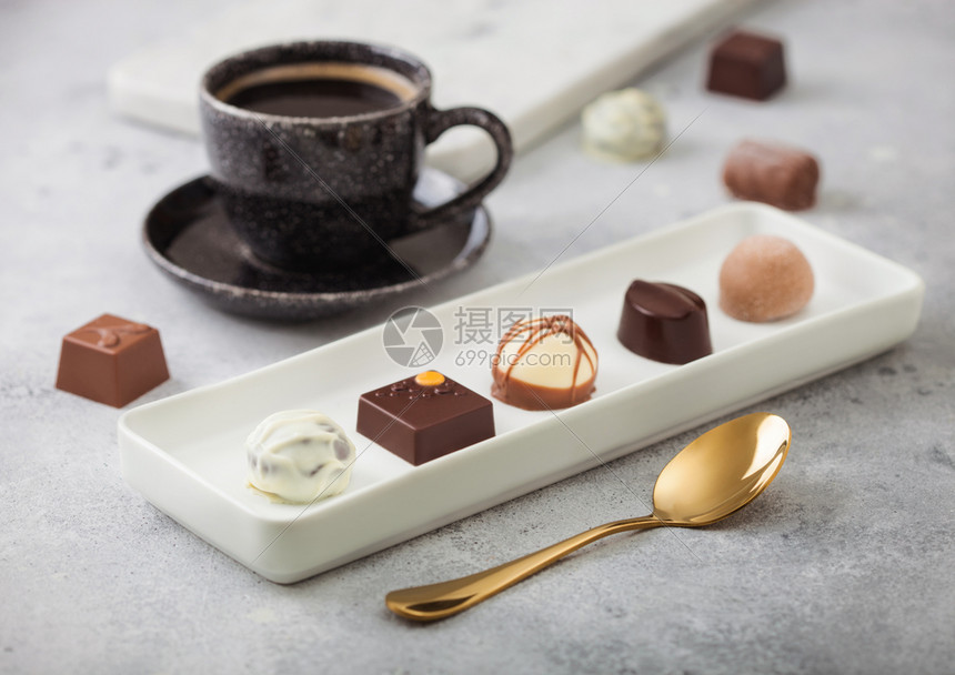 白色瓷盘中的奢华巧克力和咖啡图片