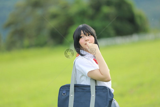 乡村户外日本女学生肖像画图片