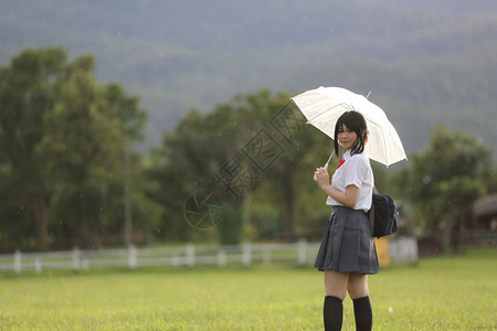 有雨伞的学校农村有草山和树图片