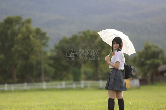 有雨伞的学校农村有草山和树图片