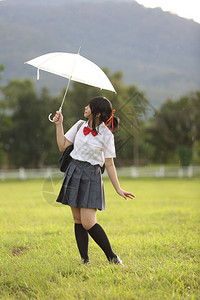 有雨伞的学校农村有草山和树图片