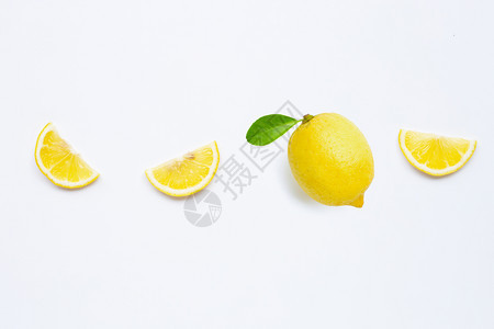 白底绿叶的新鲜柠檬图片