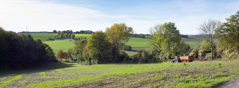 秋天在阳光明媚的日子里带着拖拉机在南林堡的农业地貌图片