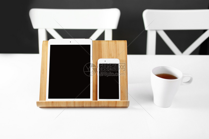办公室白片和桌台的智能手机工作场所茶杯白片和桌办公室台的智能手机图片