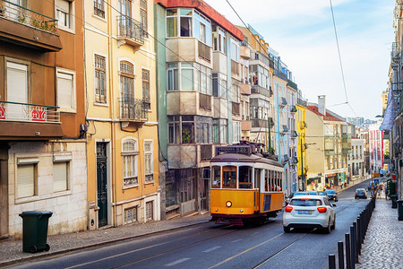 Lisbon市中心街上的传统黄色电车阳光明媚的天气波尔格图片