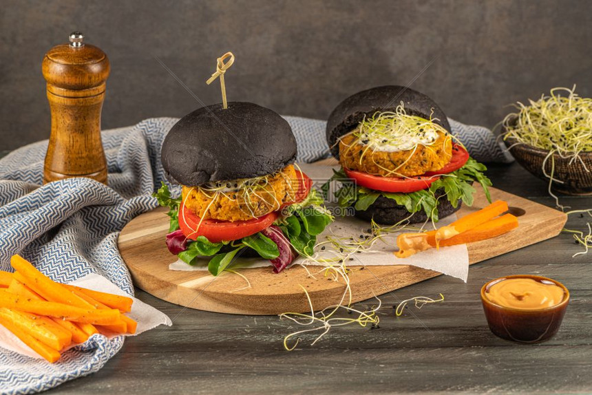 美味的烤蔬菜汉堡和鸡豆蔬菜黑面包上的蔬菜木本底黑面包图片