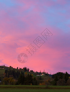 美丽的风景明亮日出在奥斯特里亚山中图片