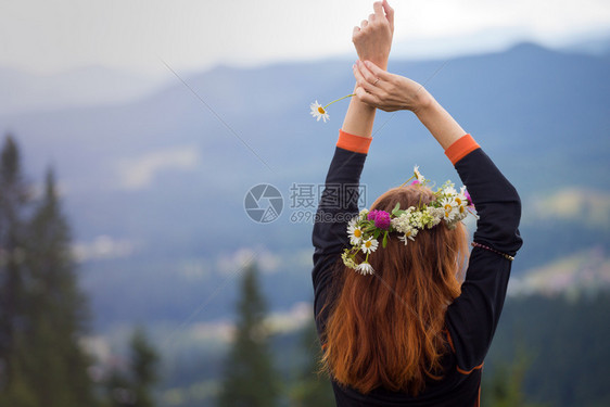 在山上的野花圈里女孩图片