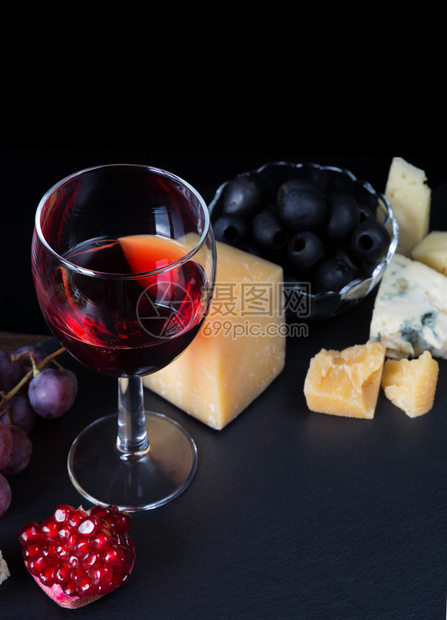 红酒奶酪石榴黑橄榄和底葡萄图片