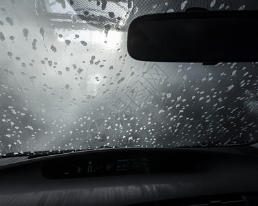 照片来自汽车通过挡风玻璃在洗车过程中拍摄图片