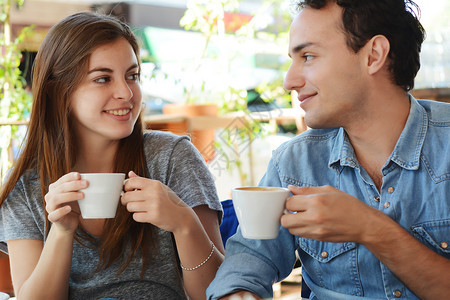 有吸引力的年轻夫妇喜欢咖啡在店户外图片