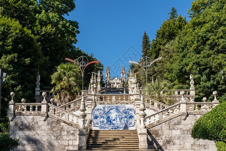 在巴洛克楼梯的多层上通往塞尔科戈市上方的修道院教堂上方的女多层楼梯图片