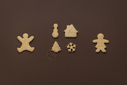 圣诞节家庭时间概念姜饼干有不同形状棕色背景平整的xma符号传统甜点图片