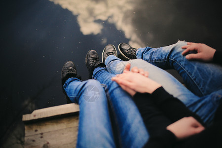 情侣坐在河边手牵手图片