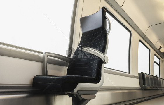 配备黑色椅子和明窗的内陆列车配备单座和白色内装的车厢方便生态和舒适的公共交通图片