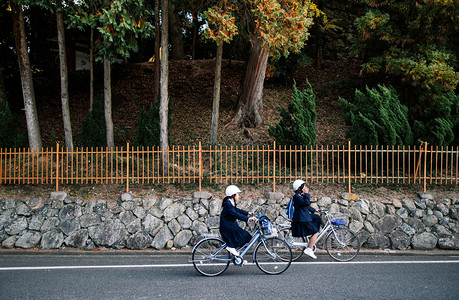 日本女学生在和平街道上骑着脚踏车图片