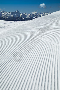 冬季山脉全景和滑雪斜坡图片