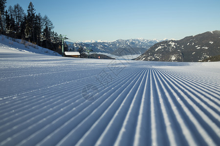 山中冬季风景滑雪度假胜地图片