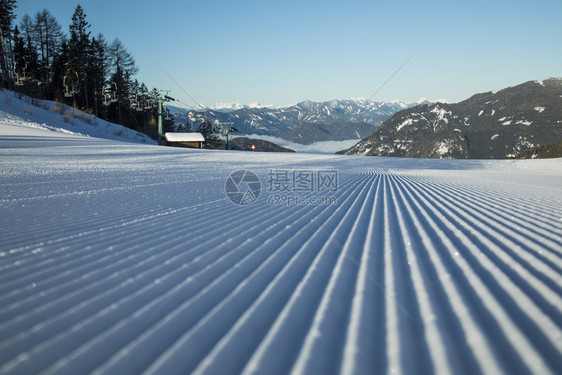 山中冬季风景滑雪度假胜地图片