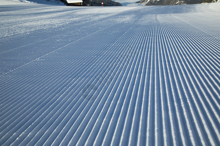 山中冬季风景滑雪度假胜地图片
