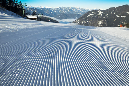 冬季山脉全景和滑雪斜坡图片