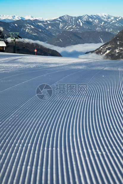 冬季山脉全景和滑雪斜坡图片