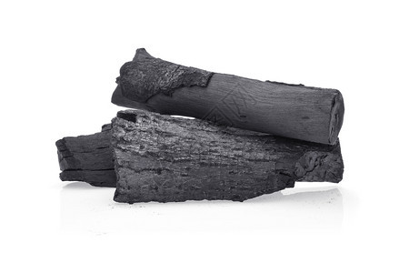 白背景与世隔绝的天然木炭图片