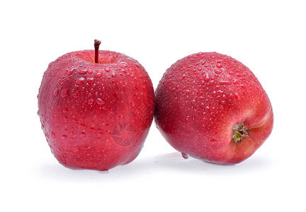 红色苹果白底带水滴图片