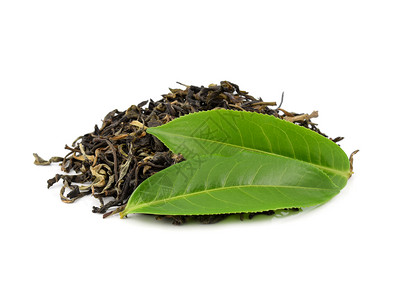 绿茶叶与干隔绝于白色背景图片