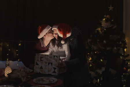 圣诞节晚上在客厅里和圣诞树一起装饰圣诞节日的树图片