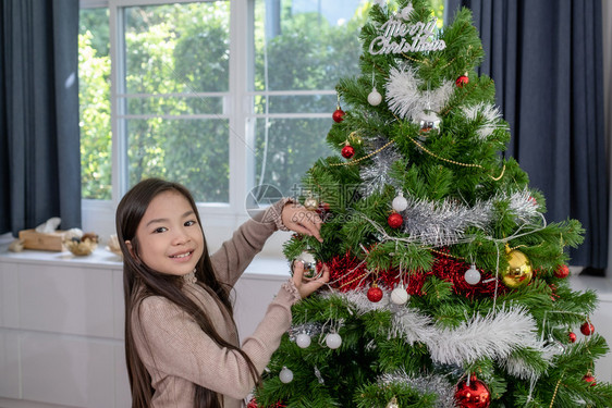女儿在客厅装饰圣诞树图片