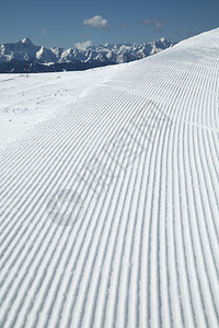 山中冬季风景滑雪度假胜地图片