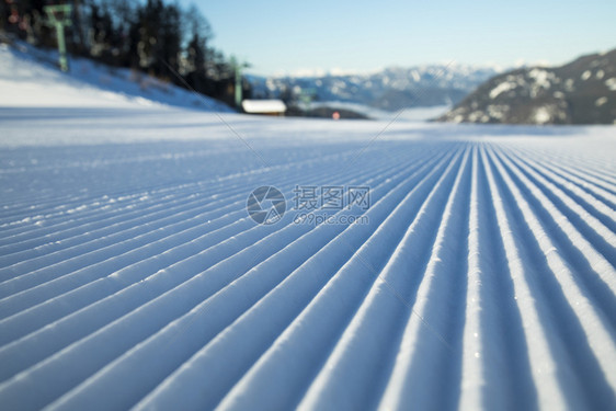 冬季山脉和滑雪斜坡全景图片