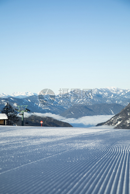 冬季山脉和滑雪斜坡全景图片