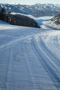 冬季山脉和滑雪斜坡全景图片