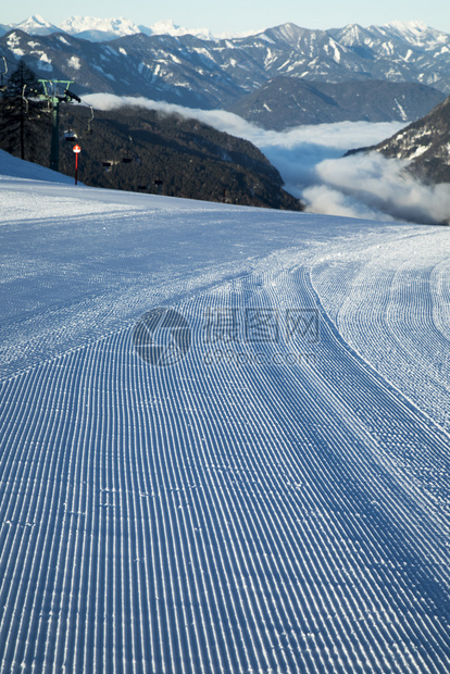 冬季山脉和滑雪斜坡全景图片