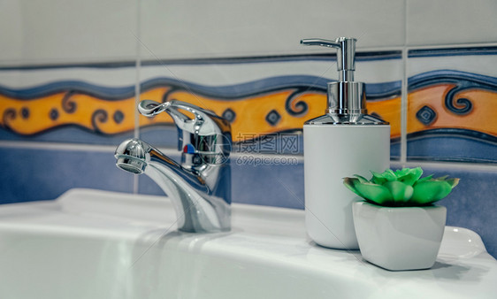 蓝色瓷砖和洗浴盆图片
