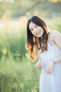 年轻女在花园中微笑的肖像图片