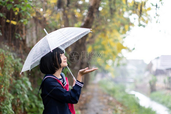 在走道上打雨伞的女学生图片