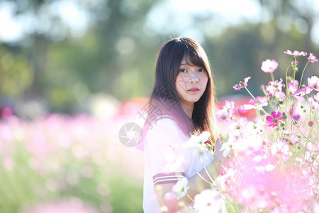 穿着宇宙花的日本女学生制服的日本女学生肖像图片