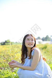 年轻女在花园中微笑的肖像图片