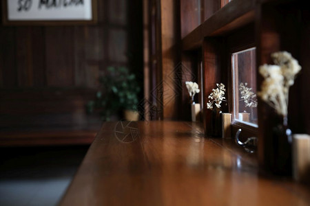 配有桌椅棒和的日本木咖啡厅图片