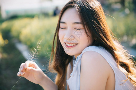 在花园里微笑的女孩图片