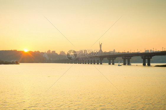 位于德尼普罗河的帆船帕顿桥Kievukraine图片