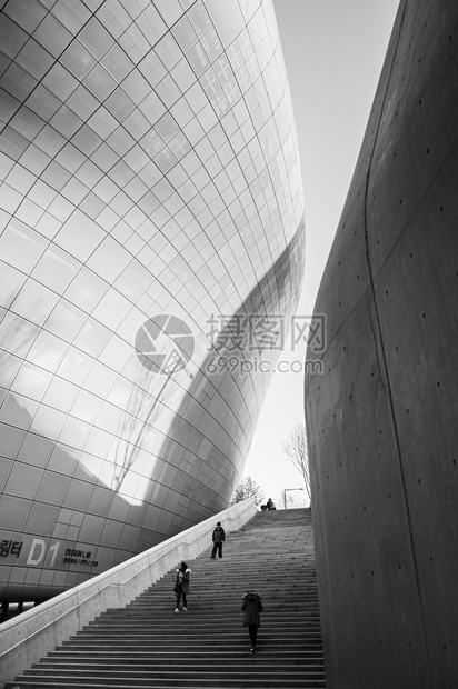 2015年月日205年7月日韩国南边Dongdaemu设计广场或dp现代无黑白建筑结构ZahHdi的金属外墙和长入口楼梯图片
