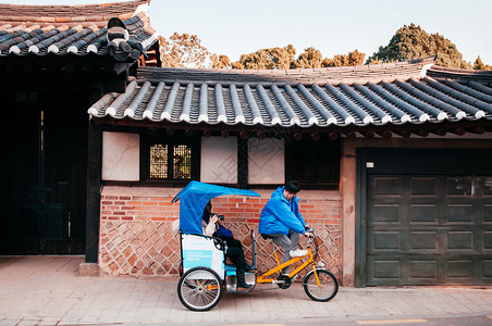 韩国南部游客和人力三轮车图片
