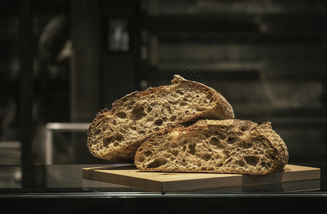 面包店背景美味的圆面包新鲜烤的德国面包图片